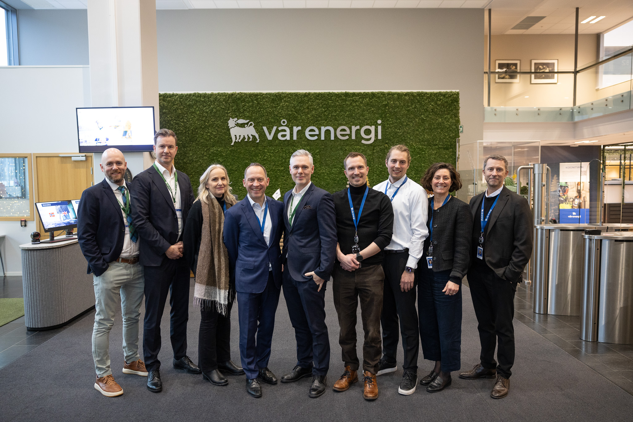 Vår Energi and Kongsberg Digital team signing the enterprise agreement.